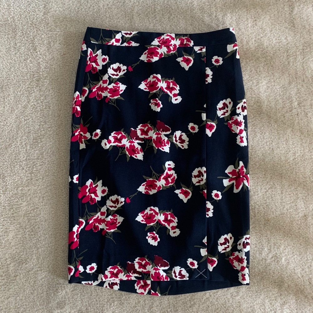 🔴J. Crew navy floral pencil skirt